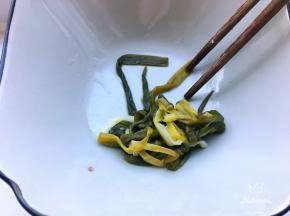 先把葱结捡出来，香葱味已融入到汤中，葱煮烂了口感不好。