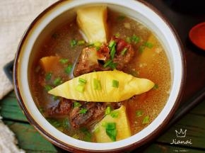 这道梅肉骨炖春笋，汤鲜味醇，肉烂笋香，春笋本身就特别鲜甜，所以不需要加过多的调味品，能吃出食物的原汁原味。喝汤、吃肉，春笋最先被吃光了，下次还得多加个笋，太好吃了，春笋入口鲜甜清爽。