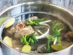 放入香葱结，大火煮开后转中小火焖煮一小时（中间加入春笋）。