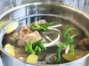 放入香葱结，大火煮开后转中小火焖煮一小时（中间加入春笋）。