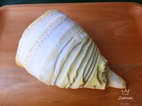 春笋剥去外衣，冲洗干净，去掉老的根部。