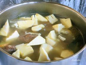 排骨炖煮到三十分钟时，加入春笋、盐，继续加盖焖煮。最后开大火再煮三十分钟。