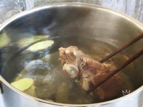 梅肉骨冲洗干净，冷水浸泡两小时左右，泡出血水，再冷水焯烫去血沫，用温水冲洗掉粘附在梅肉骨上的杂质，加入锅中。
