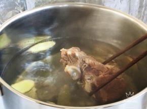 梅肉骨冲洗干净，冷水浸泡两小时左右，泡出血水，再冷水焯烫去血沫，用温水冲洗掉粘附在梅肉骨上的杂质，加入锅中。
