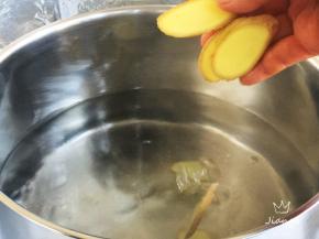 锅中水煮沸，加入姜片。