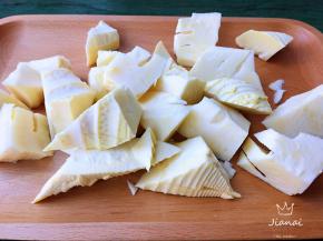 再切成大块滚刀块，用开水烫一下。