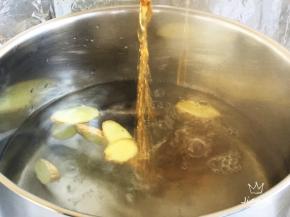 再加入花雕酒，陈年花雕酒有去异味，增香的功效。