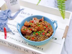 点缀了几个红辣椒。