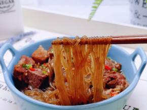 粉条吸收了排骨的味道，特别好吃。