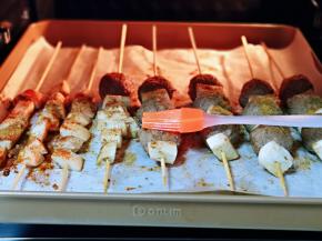 烤10分钟时，取出刷上一层食用油，撒上孜然粉，辣椒粉，再次入烤箱烤10分钟。