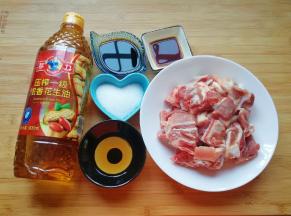 准备好食材，猪肋排买的时候就让人家帮忙剁碎。