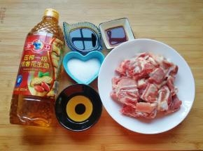 准备好食材，猪肋排买的时候就让人家帮忙剁碎。
