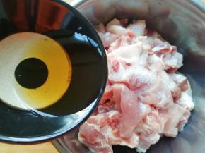 将肋排清洗干净放入盆里，加入盐和黄酒拌匀后腌制半个小时。