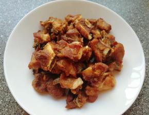 炸到颜色变至棕红色后捞出，要炸的稍微老一点。