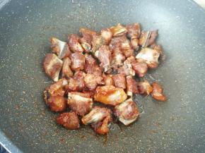 下入炸好的排骨翻拌上色。