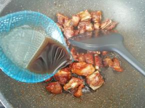 烹入香醋翻炒1-2分钟。