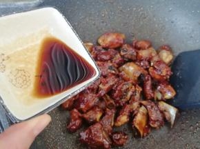 接着倒入生抽翻炒1-2分钟即可。