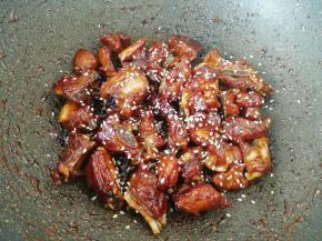 出锅前撒少许白芝麻。