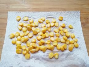 玉米粒焯熟晾凉，用厨房用纸吸去多余的水分。