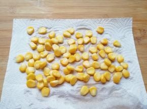 玉米粒焯熟晾凉，用厨房用纸吸去多余的水分。