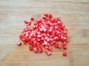 红萝卜洗干净切成小丁。