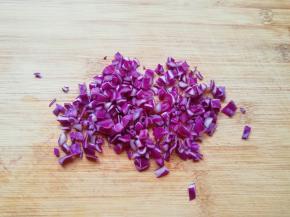 紫甘蓝洗干净控干水分切成小丁。