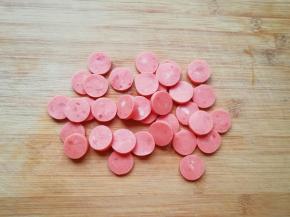 火腿肠切成片。