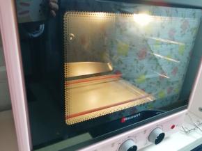  烤箱上下管200度预热。