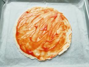 抹上一层番茄酱。