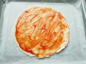 抹上一层番茄酱。