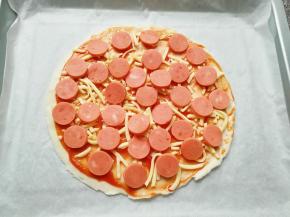 铺上一层火腿肠。