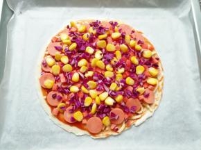 均匀的撒上玉米粒、红萝卜和紫甘蓝。