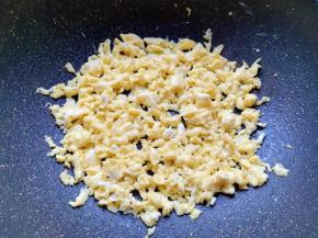 炒锅内倒适量的食用油烧热，下入蛋液用筷子快速划炒定型，晾凉备用。