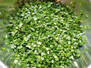 控过水的韭菜切碎放入盆里，加入熟油搅拌均匀。