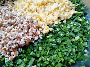 将豆腐干切碎，和炒好的鸡蛋一起放进韭菜里面。