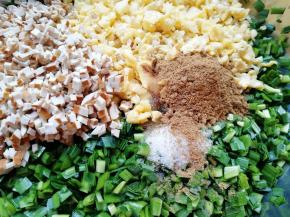 放盐、十三香和香油搅拌均匀。