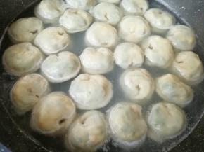 煮饺子，素馅饺子比较容易熟，不要煮的时间太长。