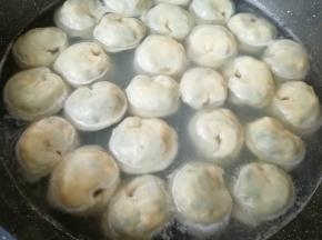 煮饺子，素馅饺子比较容易熟，不要煮的时间太长。