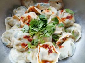 煮好的饺子捞出，盛在大一点的容器里面，根据自己的口味放盐、鸡精、生抽、香醋、香油和辣椒油，最后放上切碎的香菜(不喜欢吃香菜可以不放，或者换成香葱也好吃)。