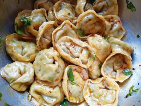 不要用筷子搅拌，会把饺子搅烂的，端着饺子上下晃动，让调料拌匀即可。