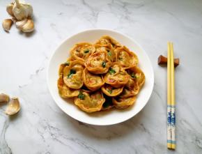 干拌饺子装盘。