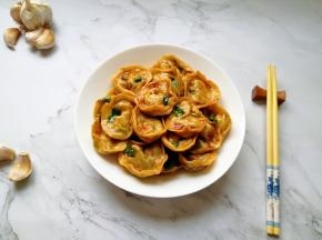 干拌饺子装盘。