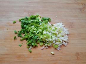 蒜苗洗干净切成碎末。