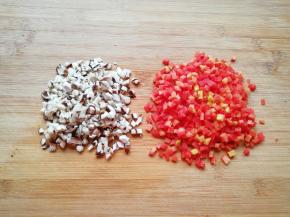 红萝卜香菇洗干净切成小丁。