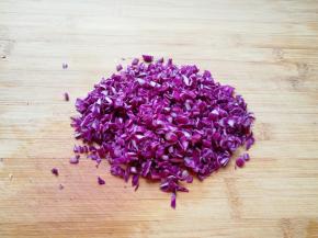 紫甘蓝洗干净控干水分切碎。