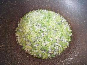 炒锅倒入适量的食用油烧热，下入蒜苗炒香。