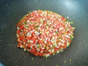 下入香菇和红萝卜翻炒均匀。