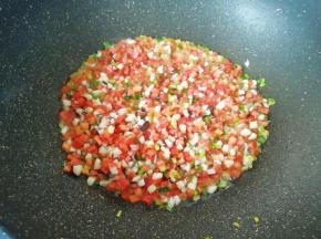 下入香菇和红萝卜翻炒均匀。
