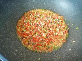 加入酱油翻炒一分钟左右。