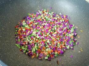 下入黄瓜和紫甘蓝翻炒均匀。